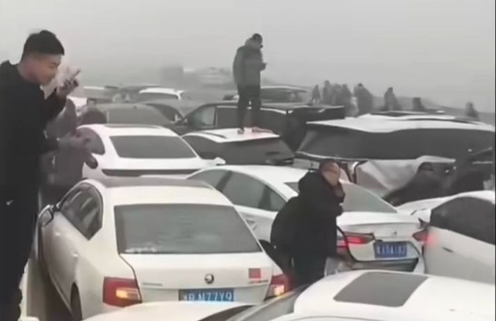 Do không thể di chuyển, nhiều tài xế đã leo lên nóc xe để chờ cứu hộ.