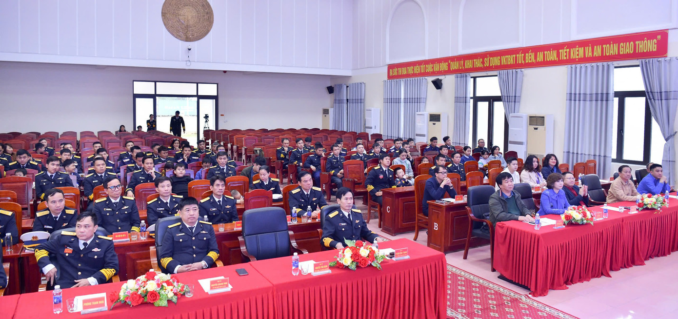 Quang cảnh chương trình “Tết ấm cho em” và Ngày hội “Xuân yêu thương” được tổ chức tại Vùng 3 Hải quân. Quang cảnh chương trình “Tết ấm cho em” và Ngày hội “Xuân yêu thương” được tổ chức tại Vùng 3 Hải quân.