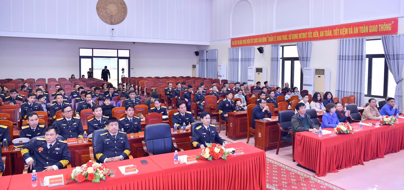 Quang cảnh chương trình “Tết ấm cho em” và Ngày hội “Xuân yêu thương” được tổ chức tại Vùng 3 Hải quân. Quang cảnh chương trình “Tết ấm cho em” và Ngày hội “Xuân yêu thương” được tổ chức tại Vùng 3 Hải quân.