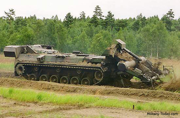 Xe có thể dọn một con đường dài 120 m chỉ trong 15 phút . Ảnh: Military