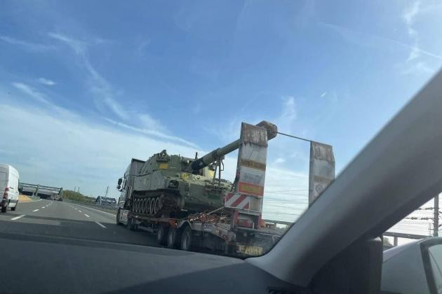 Hình ảnh được cho là M109L đang trên đường đến Ukraine. Ảnh: Avia Hình ảnh được cho là M109L đang trên đường đến Ukraine. Ảnh: Avia