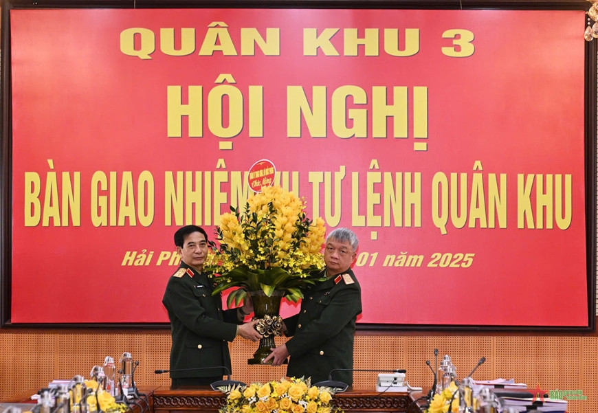 Đại tướng Phan Văn Giang chúc mừng Trung tướng Nguyễn Quang Ngọc. Ảnh: VIỆT TRUNG