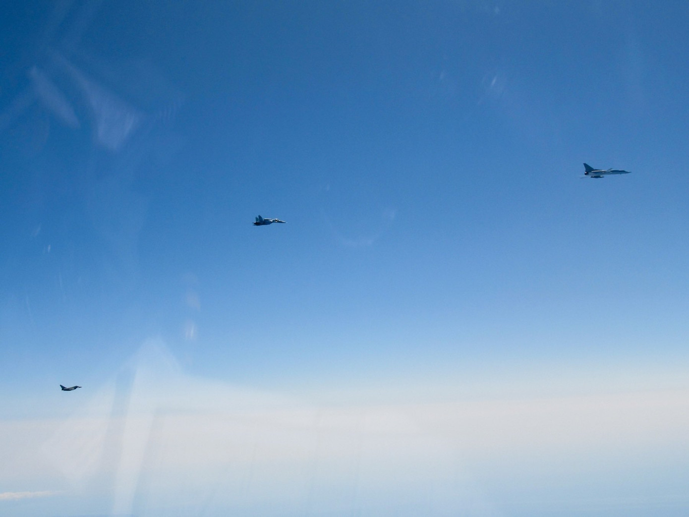 RAF chia sẻ hình ảnh máy bay quân sự Nga bị máy bay NATO chặn lại. RAF chia sẻ hình ảnh máy bay quân sự Nga bị máy bay NATO chặn lại.