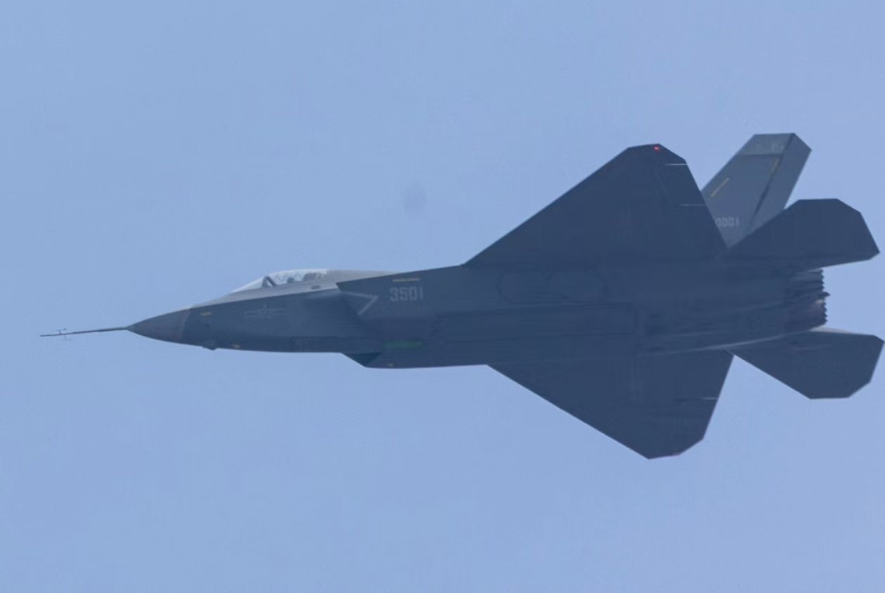 Hình ảnh máy bay J-35 mang nhiều số hiệu khác nhau xuất hiện trên nền tảng mạng xã hội X.