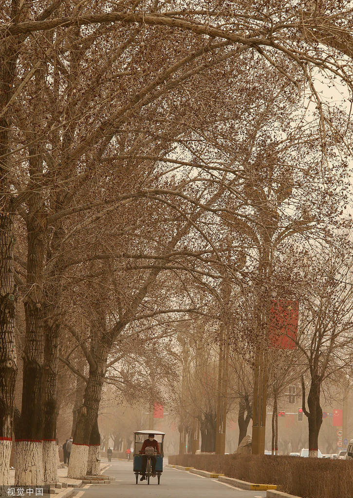 Hắc Long Giang chìm trong cát bụi.