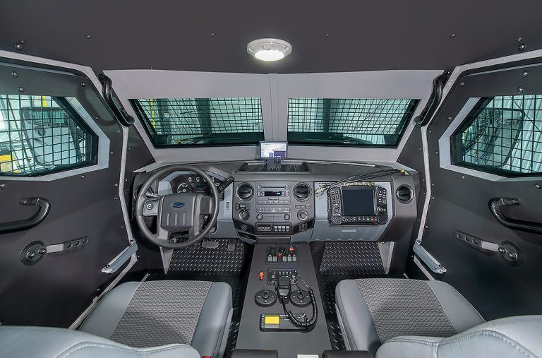 Chỗ ngồi của người lái và chỉ huy. Ảnh: Roshel