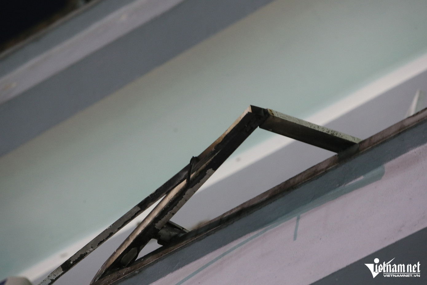 Nhìn từ đằng sau của ngôi nhà, ô cửa bị sức ép của vụ nổ đẩy ra ngoài, cánh cửa rơi xuống dưới. Công an TP đã giao các đơn vị bảo vệ hiện trường, điều tra nguyên nhân vụ nổ gây cháy và xử lý theo quy định.