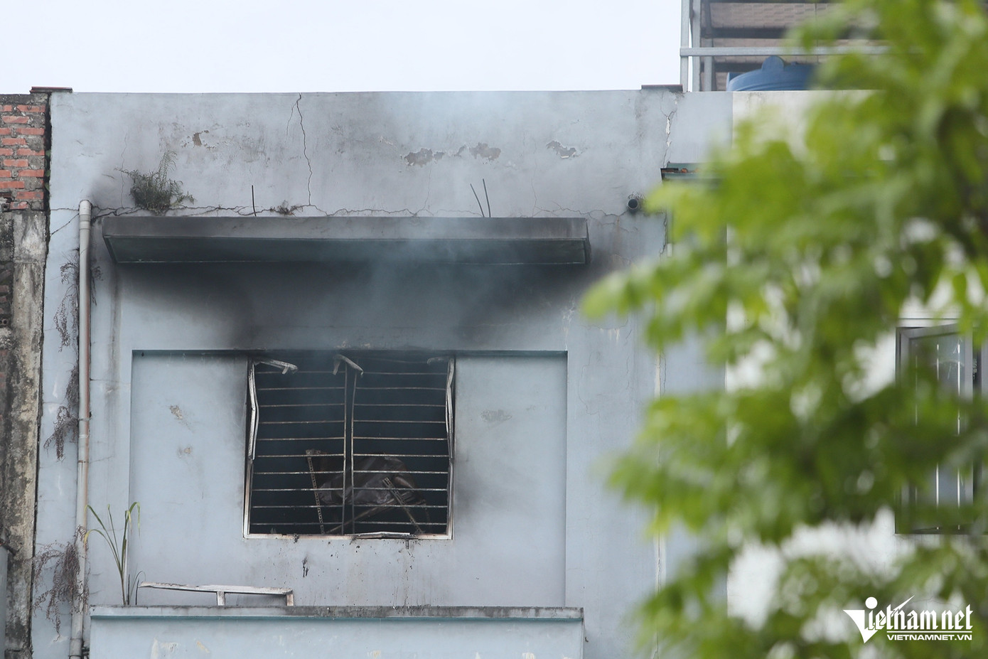 Ngay khi tiếp nhận thông tin, Trung tâm thông tin chỉ huy đã điều động Tổ địa bàn PCCC&amp;CNCH Hà Đông, Đội CC&amp;CNCH KV4 – Phòng Cảnh sát PCCC&amp;CNCH xuất 4 xe chữa cháy cùng hàng chục cán bộ, chiến sĩ xuống hiện trường. Cùng với đó, lãnh đạo Phòng Cảnh sát PCCC&amp;CNCH Công an TP điều động 2 xe chỉ huy, 1 xe tải chở phương tiện trực tiếp xuống hiện trường để chỉ đạo công tác chữa cháy và cứu nạn, cứu hộ.