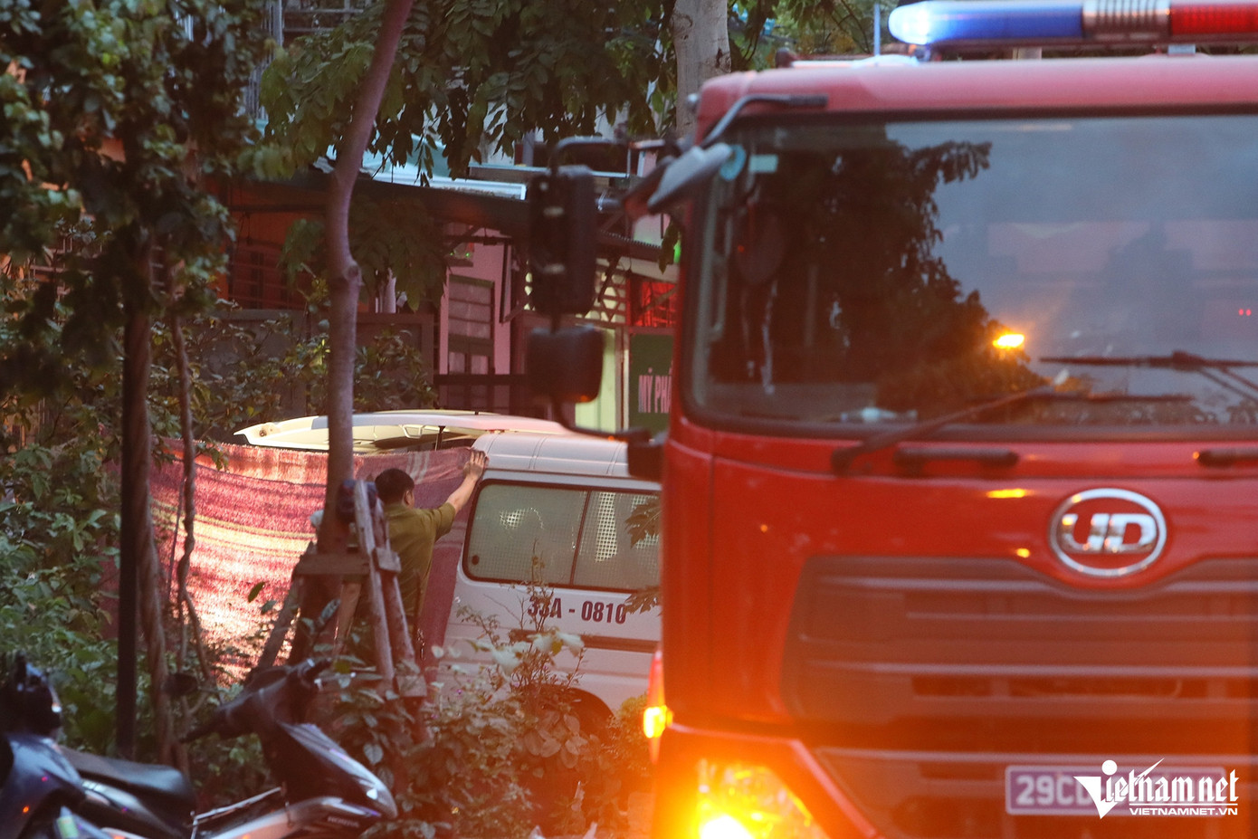 Qua xác minh tại hiện trường, căn nhà liền kề cao 4 tầng, diện tích khoảng 70m2/tầng, kết cấu bê tông cốt thép. Khu vực nổ gây cháy tại tầng 4 chứa các sản phẩm cháy có hình dạng ống, kích thước 3x20cm (nghi là pháo phục vụ tổ chức sự kiện).