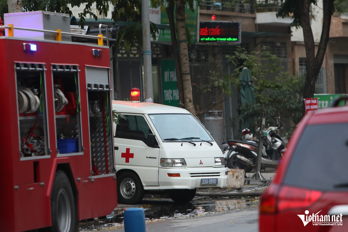 Ngay khi đến hiện trường, các lực lượng đã triển khai trinh sát, tìm kiếm người bị nạn và chữa cháy. Đến khoảng 17h10 cùng ngày, đám cháy được khống chế, các lực lượng đã tìm kiếm và đưa 2 nạn nhân bàn giao cho lực lượng y tế.