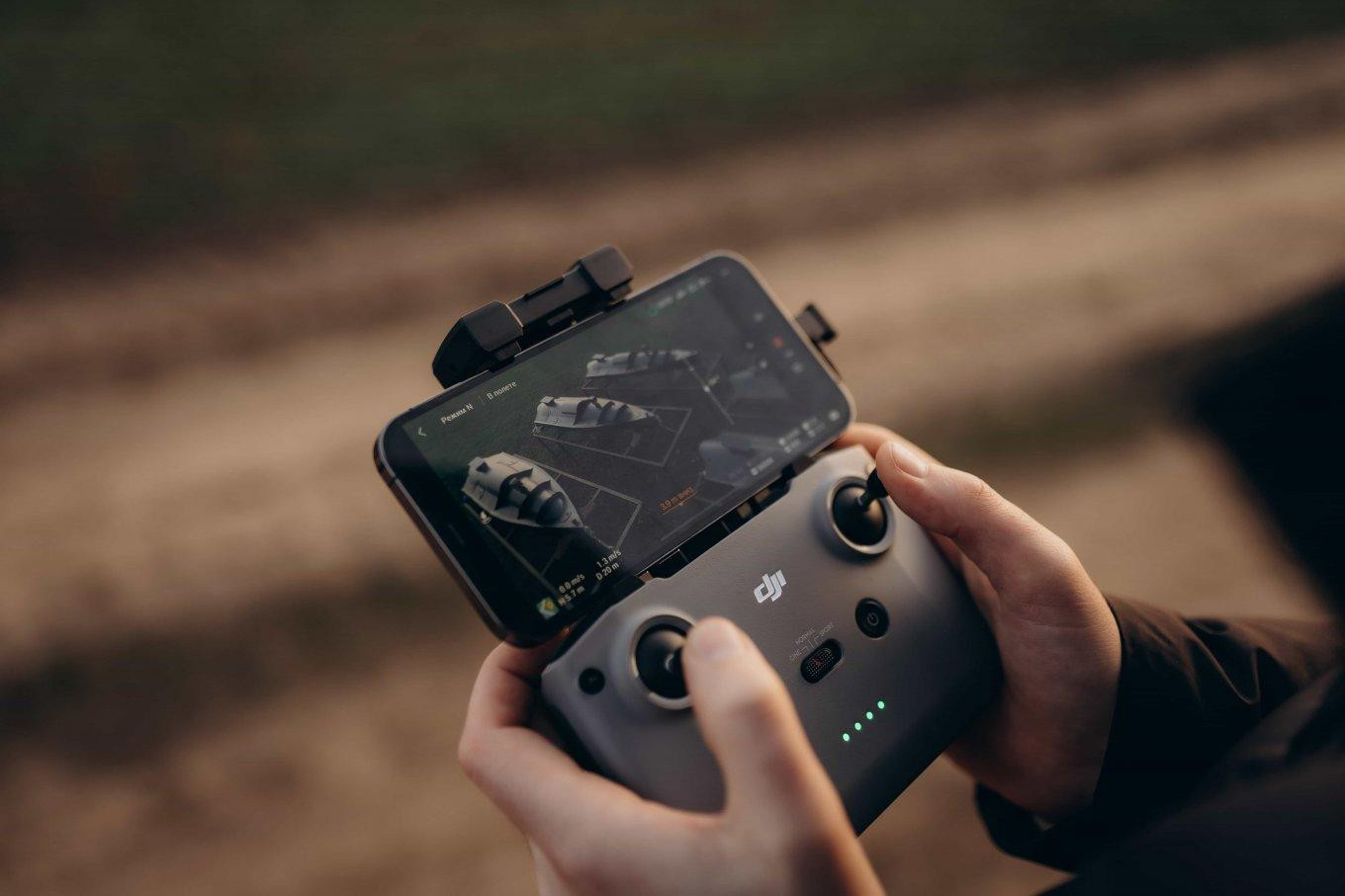 Hệ thống điều khiển của USV khá đơn giản. Ảnh: United24 Hệ thống điều khiển của USV khá đơn giản. Ảnh: United24