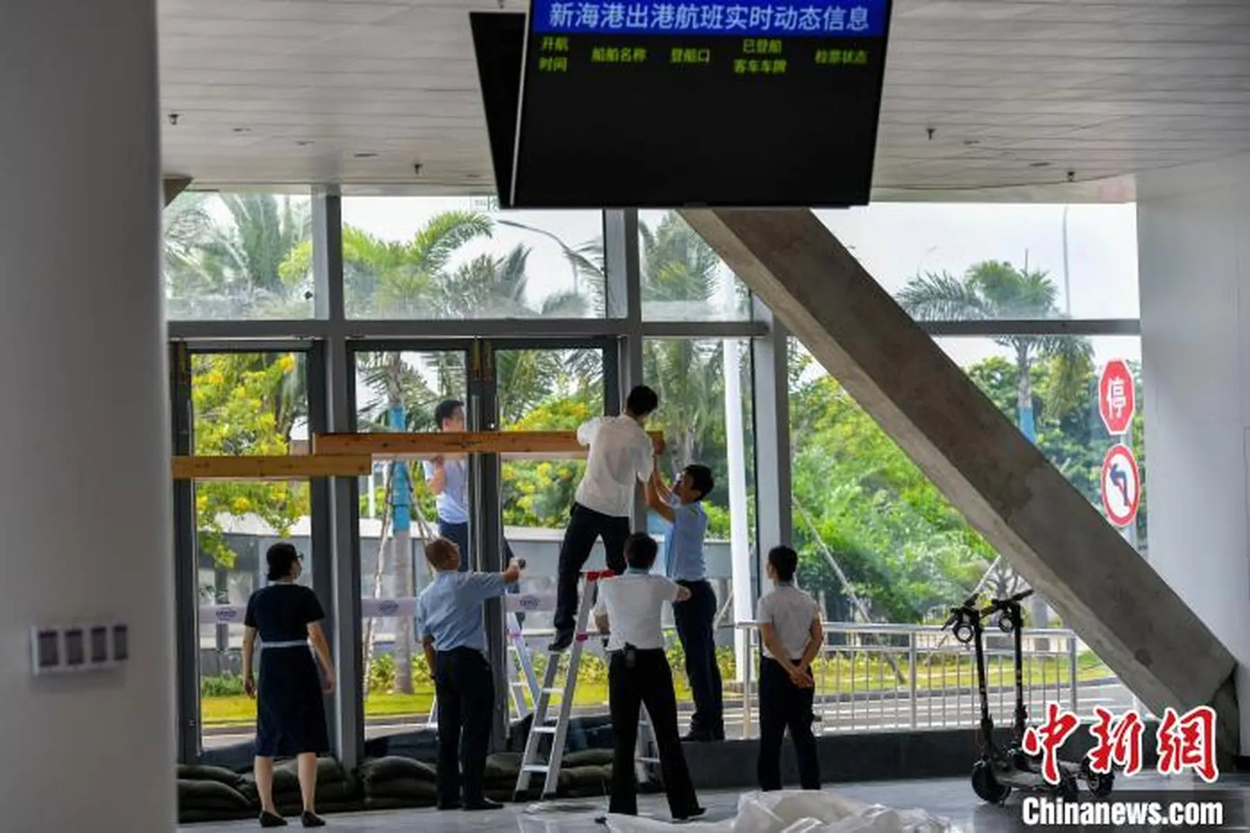 Nhân viên cảng biển lắp đặt thanh gỗ ở các lối ra vào tại cảng Hải Khẩu, Hải Nam.