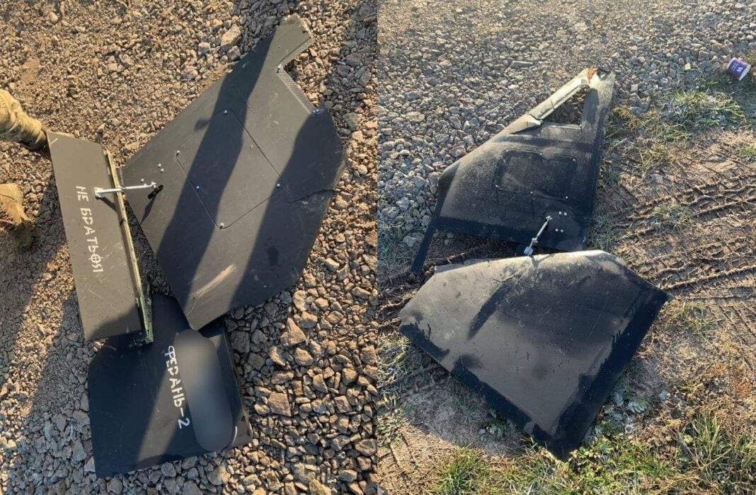 Các mảnh vỡ của chiếc UAV Shahed "đen" của Nga bị bắn rơi hôm 25/11. Các mảnh vỡ của chiếc UAV Shahed "đen" của Nga bị bắn rơi hôm 25/11.