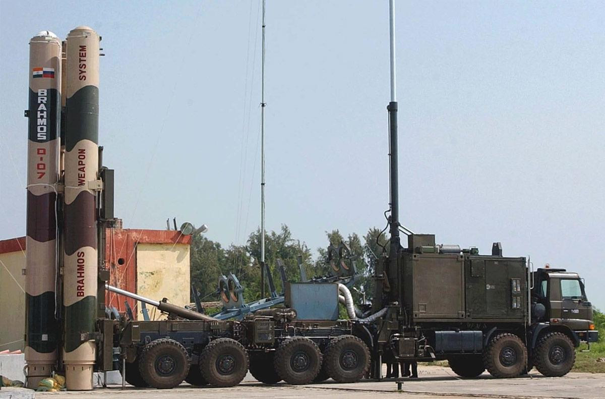 Bệ phóng tự hành của tổ hợp BrahMos. Ảnh: militaryrussia.ru Bệ phóng tự hành của tổ hợp BrahMos. Ảnh: militaryrussia.ru