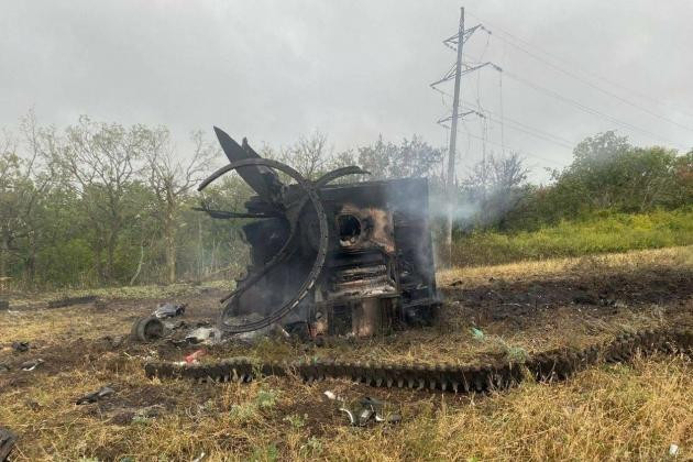 Đòn tấn công từ UAV Geran-2 khiến pháo tự hành 2S3 Akatsiya bị xé thành nhiều bộ phận. Ảnh: Avia Đòn tấn công từ UAV Geran-2 khiến pháo tự hành 2S3 Akatsiya bị xé thành nhiều bộ phận. Ảnh: Avia