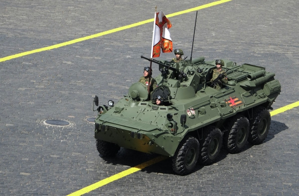 Xe bọc thép ZSA-UK LINZA (trái) và xe bọc thép BTR-82A (phải).