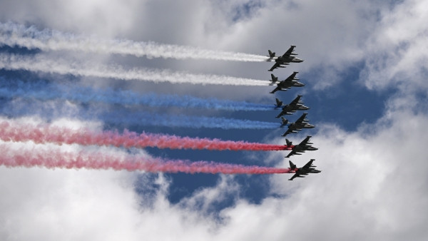 Máy bay tấn công Su-25 nhuộm bầu trời bằng màu cờ Nga.