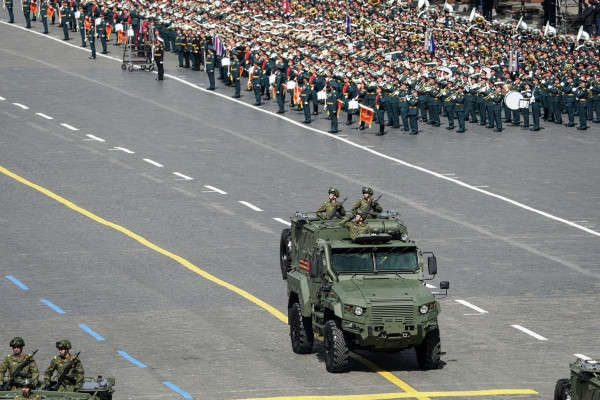 Xe bọc thép ZSA-UK LINZA (trái) và xe bọc thép BTR-82A (phải).