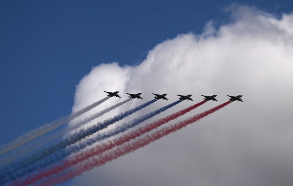 Máy bay tấn công Su-25 nhuộm bầu trời bằng màu cờ Nga.