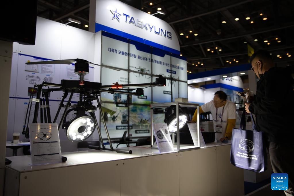 Một chiếc máy bay không người lái được trang bị đèn chiếu sáng. Một chiếc máy bay không người lái được trang bị đèn chiếu sáng.