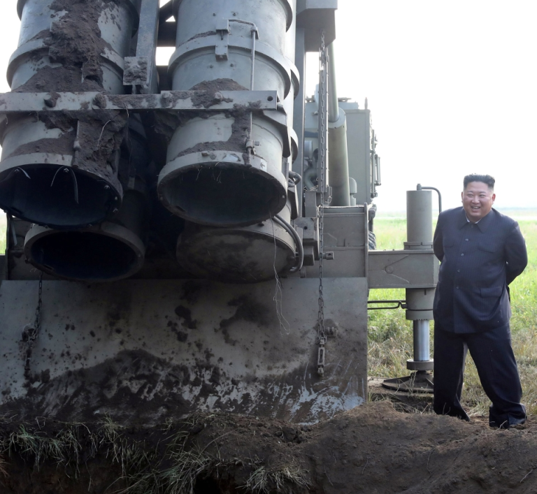 Ông Kim Jong-Un đứng cạnh ống phóng tên lửa KN-25. Ảnh: KCNA Ông Kim Jong-Un đứng cạnh ống phóng tên lửa KN-25. Ảnh: KCNA
