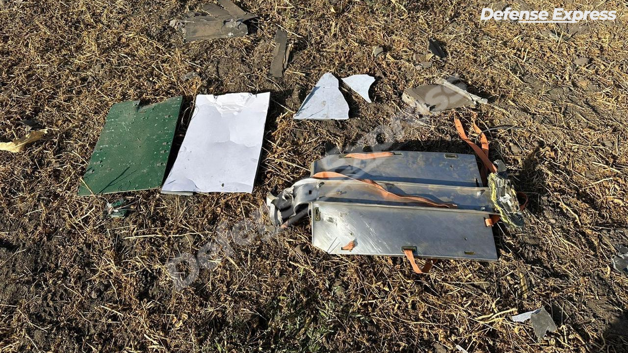 Mã QR của thiết bị đầu cuối được phát hiện trong mảnh vỡ của máy bay không người lái. Mã QR của thiết bị đầu cuối được phát hiện trong mảnh vỡ của máy bay không người lái.