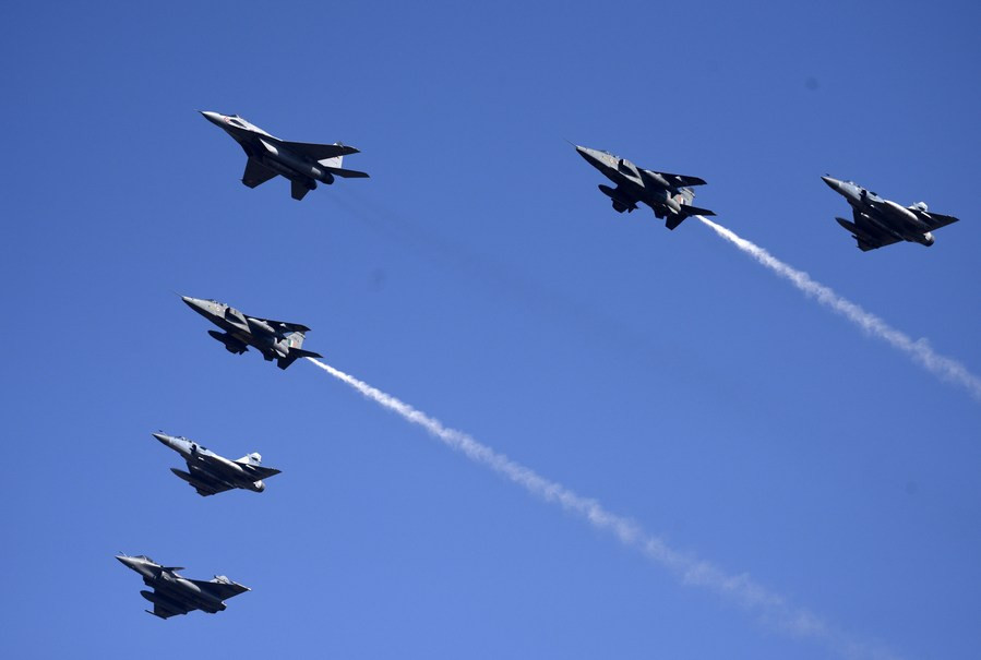 Triển lãm hàng không lớn nhất từ trước đến nay do Ấn Độ tổ chức diễn ra trên tổng diện tích trưng bày 35.000 m2. Triển lãm hàng không lớn nhất từ trước đến nay do Ấn Độ tổ chức diễn ra trên tổng diện tích trưng bày 35.000 m2.