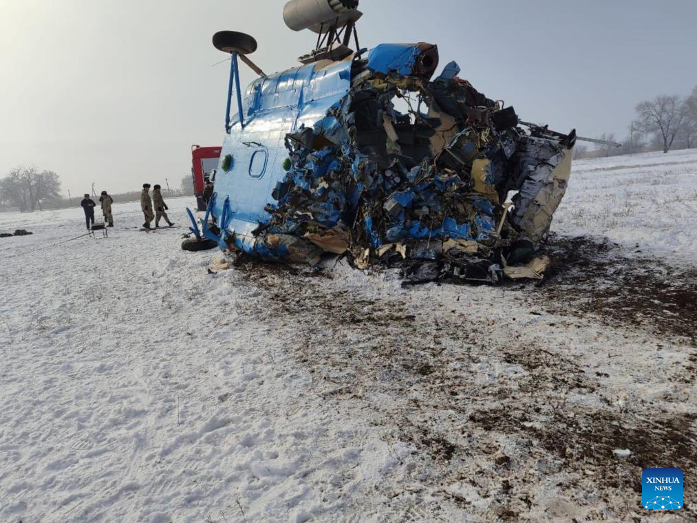 Mảnh vỡ máy bay trực thăng Mi-8 ở Kyrgyzstan. Ảnh: Xinhua Mảnh vỡ máy bay trực thăng Mi-8 ở Kyrgyzstan. Ảnh: Xinhua