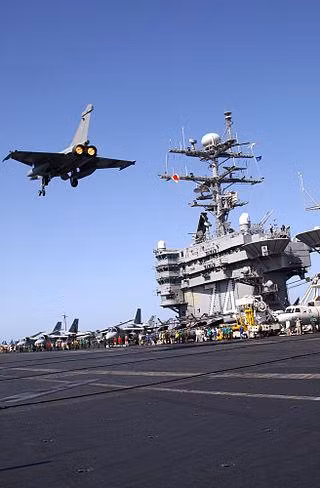 Một chiếc Rafale bay trên tàu sân bay USS John C. Stennis. Ảnh: Wikipedia Một chiếc Rafale bay trên tàu sân bay USS John C. Stennis. Ảnh: Wikipedia