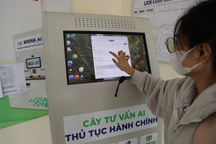 Người dân tra cứu thông tin tại ki-ốt UBND huyện Nhà Bè