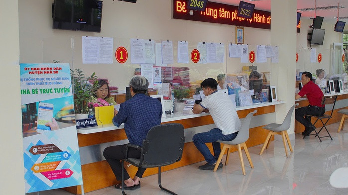 Người dân đến làm thủ tục hành chính tại UBND huyện Nhà Bè sáng 27-6