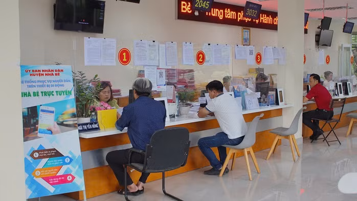 Người dân đến làm thủ tục hành chính tại UBND huyện Nhà Bè sáng 27-6