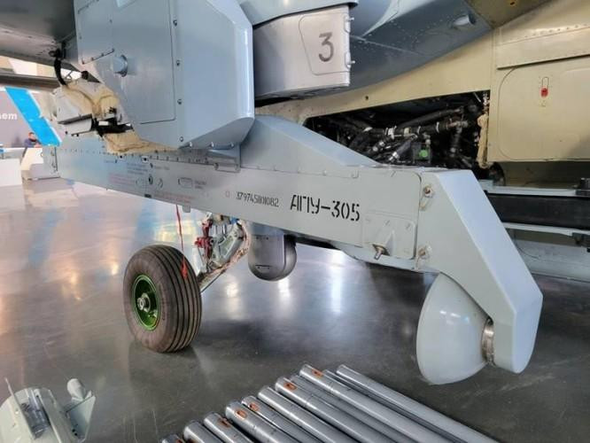 Thiết bị mang phóng tên lửa không đối đất Izdeliye 305 trên trực thăng Ka-52. Ảnh: Top War