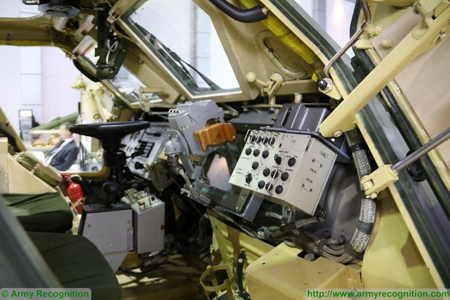 Buồng lái và điều khiển của BTR-4E. Ảnh: armyrecognition