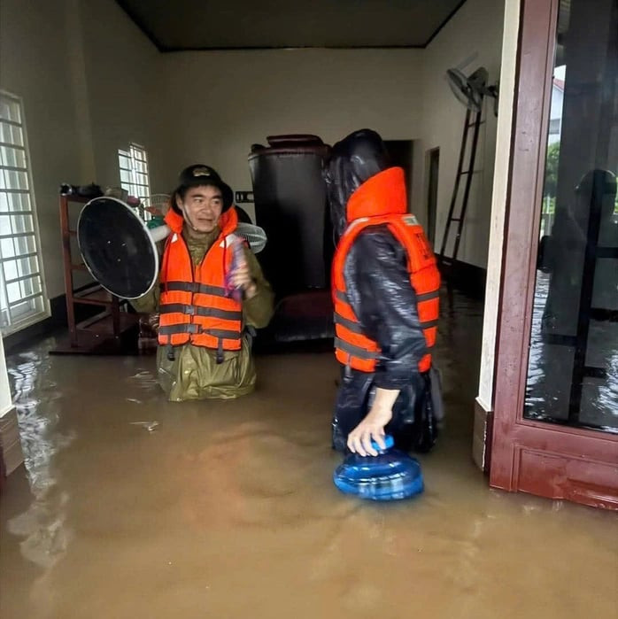 Công an thị trấn Lao Bảo hỗ trợ sơ tán người và tài sản đến nơi an toàn. Ảnh: Anh Trung
