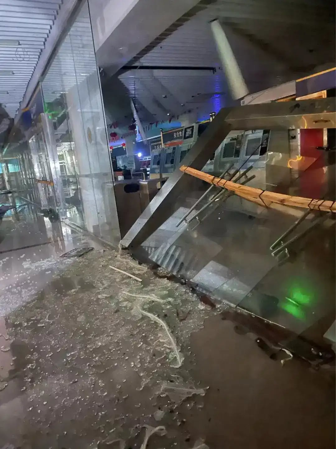 Cửa kính của một số tòa nhà bị thổi bay và vỡ vụn.