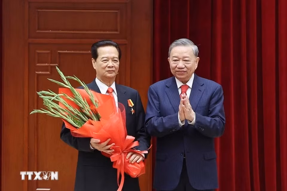 Tổng Bí thư Tô Lâm trao tặng Huân chương Sao vàng cho đồng chí Nguyễn Tấn Dũng, nguyên Ủy viên Bộ Chính trị, nguyên Thủ tướng Chính phủ. (Ảnh: Thống Nhất/TTXVN)