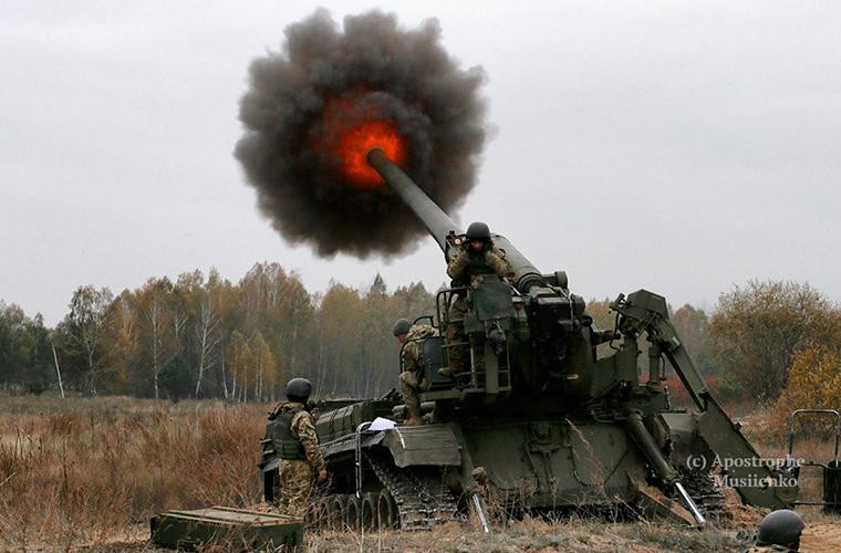 Mỗi quả đạn của 2S7 nặng hơn 100kg. Ảnh: rusjev.net Mỗi quả đạn của 2S7 nặng hơn 100kg. Ảnh: rusjev.net