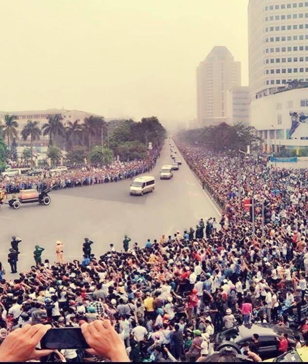 Hàng vạn người đứng hai bên đường Xuân Thủy - Cầu Giấy khi Linh xa đi qua