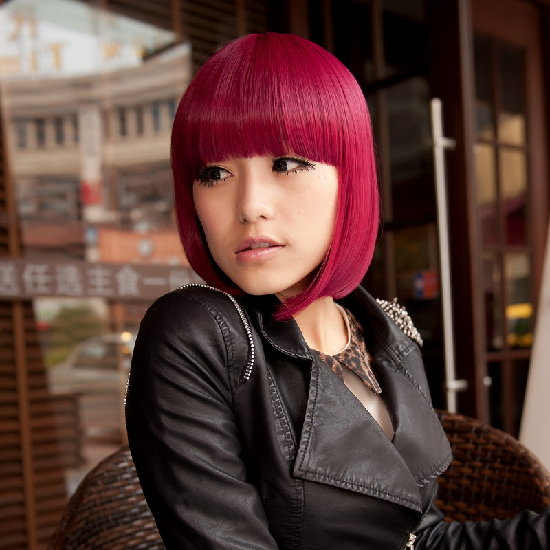 Mái tóc ngang với phần đuôi tóc được uốn xoăn và đánh rối một cách tự nhiên sẽ là phù hợp nhất với những cô nàng công sở. Mái tóc được ép thẳng và ốp vào mặt sẽ phù hợp với những cô gái có gương mặt tròn. Kiểu tóc đơn giản với đuôi tóc ở mang tai dược làm cụp vào trong, ôm lấy gương mặt. Với kiểu tóc này trông bạn thật dễ thương, trẻ trung.