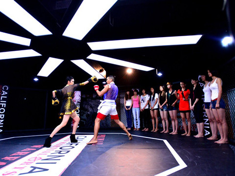 Các thí sinh sẽ được mặc những trang phục của các môn võ và tạo dáng cùng người mẫu nam Ngọc Tình