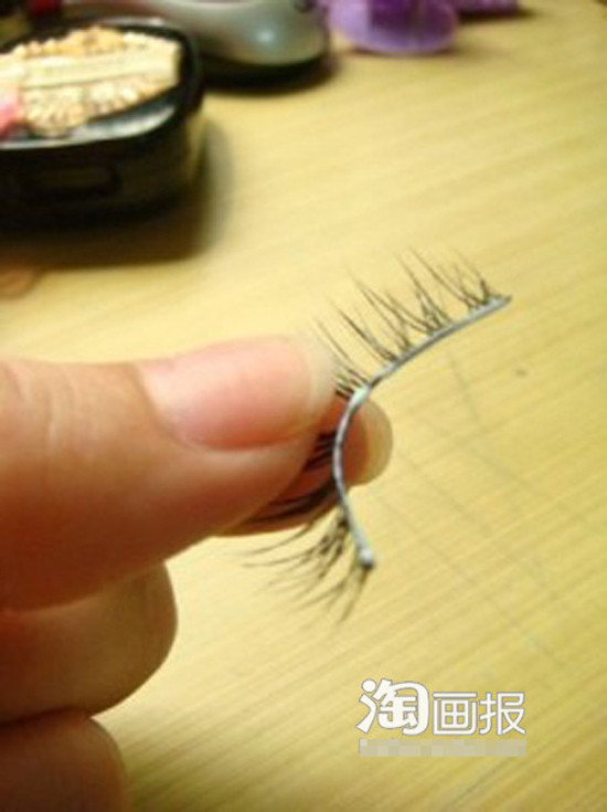 Bôi nhựa vào chân mi giả