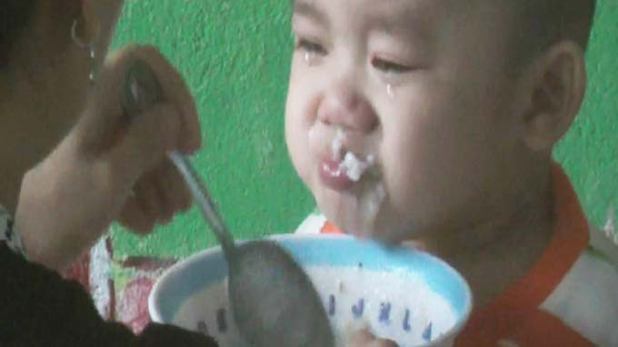 Cách cho ăn có một không hai ở những cô giáo này - ép trẻ nuốt liên tục không kịp... thở. Cách cho ăn có một không hai ở những cô giáo này - ép trẻ nuốt liên tục không kịp... thở