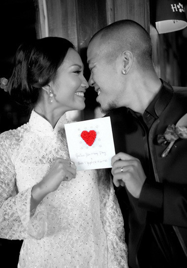 Kim Hiền và DJ Phong là cặp đôi "ăn cơm trước kẻng" đình đám trong showbiz Việt. Sự đổ vỡ của họ khiến không ít người tiếc nuối. May mắn là tới thời điểm hiện tại, Kim Hiền đã vượt qua nỗi đau này và tìm được một bến bờ hạnh phúc mới. Kim Hiền và DJ Phong là cặp đôi