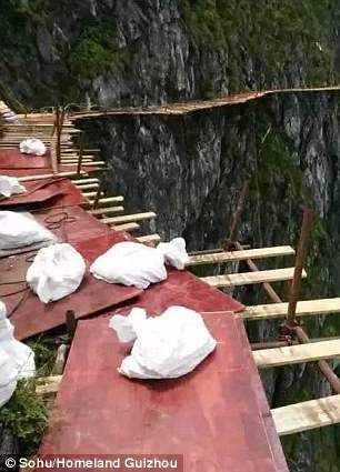 Hãi hùng công nhân Trung Quốc cheo leo trên vách núi xây cầu treo ảnh 7