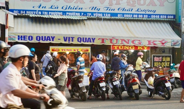 Tuy nhiên, do lượng khách hàng quá đông, nhiều cửa hàng đã tăng giá nhẹ. Mặc dù vậy, người dân vẫn sẵn sàng chi tiền để mua heo quay về cúng Thần Tài, bởi họ tin rằng đây là một việc làm quan trọng để cầu may mắn, tài lộc cho gia đình và bản thân.