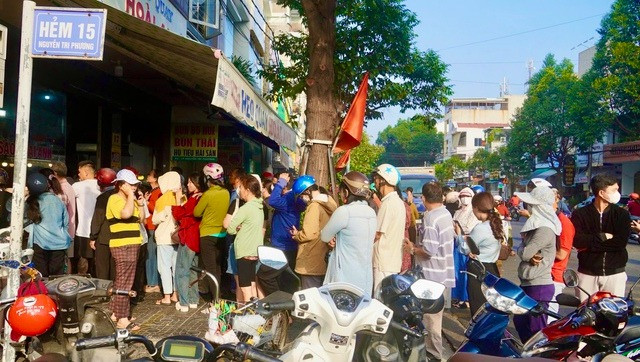 Sáng 7-2, ngày vía Thần Tài (Mùng 10 tháng Giêng) người dân TP Vũng Tàu đổ xô đứng xếp hàng tại các quán heo quay trên đường Nguyễn Tri Phương với mong muốn mua được miếng heo quay ưng ý.