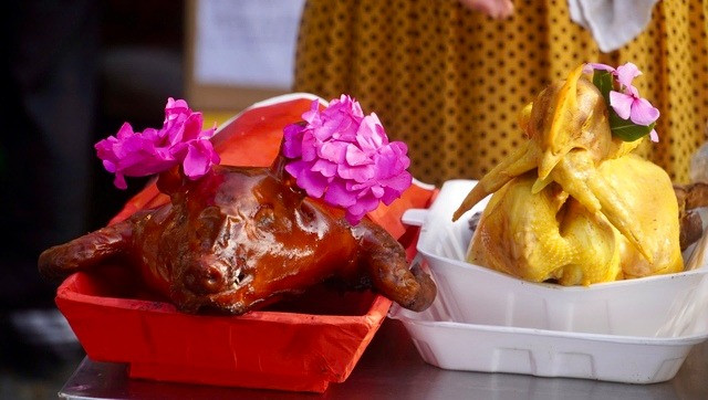 Ngoài heo quay, người dân Bà Rịa - Vũng Tàu cũng mua thêm xôi, chè, vịt quay, gà quay hay thậm chí vàng, bạc và các vật phẩm phong thủy khác trong ngày vía Thần Tài. Tuy nhiên, heo quay vẫn là mặt hàng được nhiều người quan tâm và lựa chọn nhất.