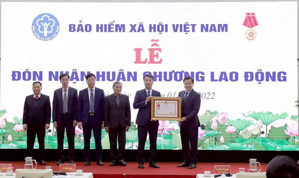 Thừa uỷ quyền của Chủ tịch nước, Phó Thủ tướng Lê Minh Khái trao Huân chương Lao động hạng Ba cho BHXH Việt Nam.