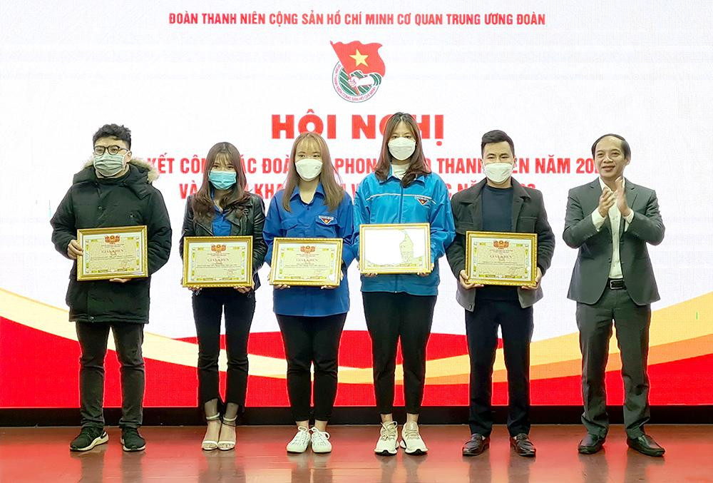 Hai chi đoàn trực thuộc Đoàn cơ sở báo Tiền Phong được Đoàn cơ quan T.Ư Đoàn tặng bằng khen nhờ thành tích xuất sắc trong năm 2021. Hai chi đoàn trực thuộc Đoàn cơ sở báo Tiền Phong được Đoàn cơ quan T.Ư Đoàn tặng bằng khen nhờ thành tích xuất sắc trong năm 2021.